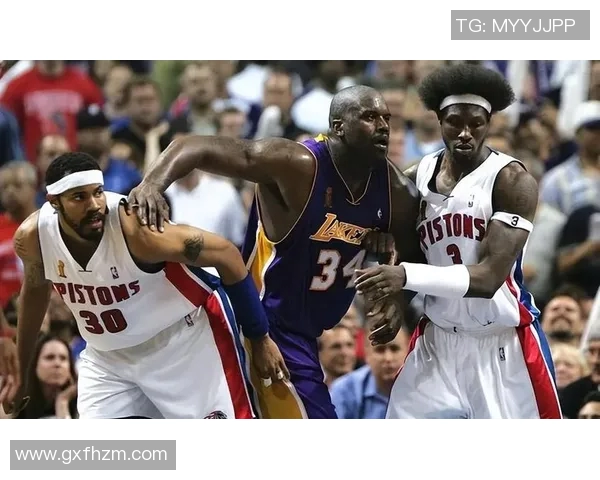 湖人队与活塞队激战正酣2015年11月16日精彩回顾与赛后分析